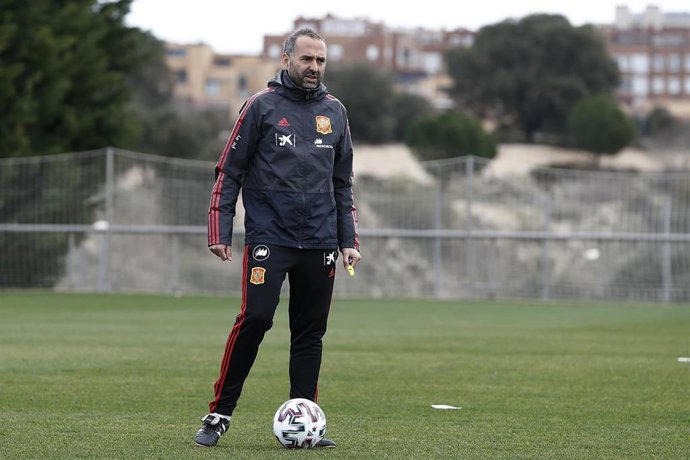 Pedro López, seleccionador nacional femenino Sub-19 y Sub-20, dirigiendo un entrenamiento en la Ciudad del Fútbol de Las Rozas