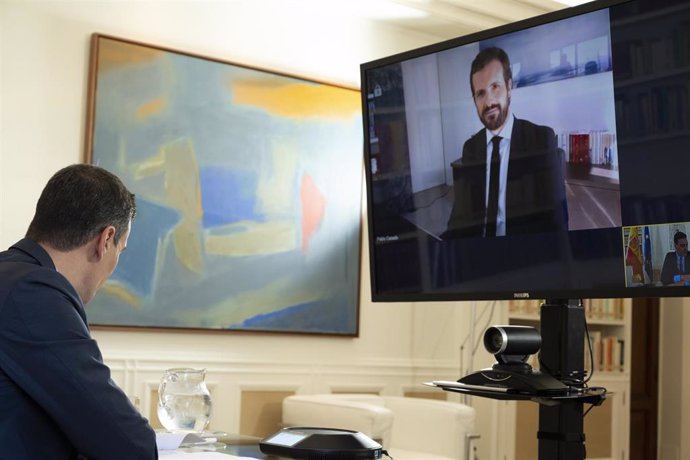 El presidente del Gobierno, Pedro Sánchez, durante una videoconferencia con el presidente del Partido Popular, Pablo Casado, 