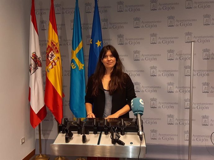 La concejala de Podemos-Equo Xixón Laura Tuero, en rueda de prensa en el Ayuntamiento de Gijón (Archivo)