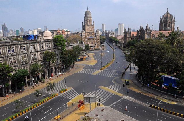 Una calle desierta de Bombay debido al coronavirus. 