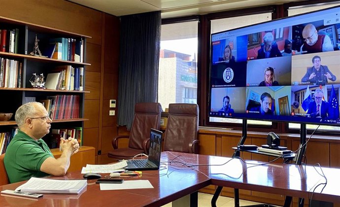 El presidente de la Fecai, Casimiro Curbelo, en una reunión con el presidente de Canarias, Ángel Víctor Torres