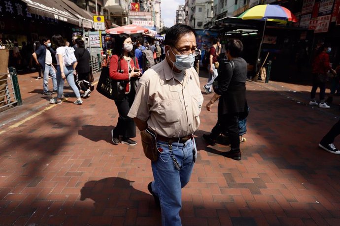 Un hombre camina en una calle de Hong Kong.