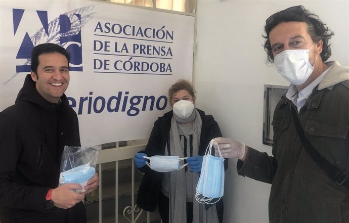 Reparto de mascarillas en la Asociación de la Prensa de Córdoba