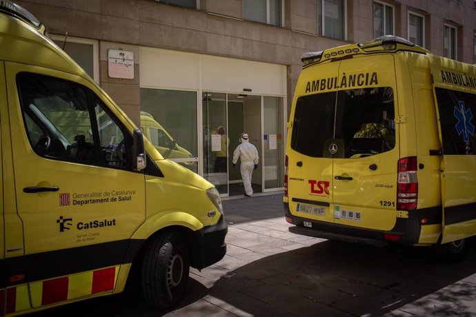 Un sanitario protegido con un traje entra al Centro de Emergencias de Atención Primaria Pere Camps en el Raval, en Barcelona/Catalunya (España) a 6 de abril de 2020 (archivo).