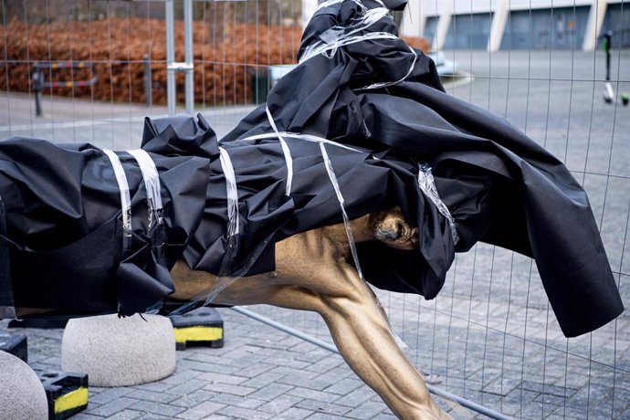 La estatua de Zlatan Ibrahimovic, destrozada por seguidores del Malmoe