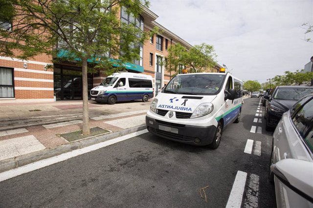 Una ambulancia con un lazo negro en el capó pasa al lado de la Residencia Caser Residencial Alto del Prado, en la que trabajaba el empleado que falleció ayer a consecuencia del COVID-19, y donde se ha realizado un homenaje en su recuerdo. Los sindicatos E