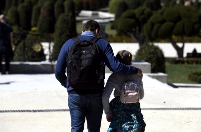 Un padre junto a su hija pasean en Madrid el pasado 11 de marzo, el primer día sin clases por el coronavirus en la capital.