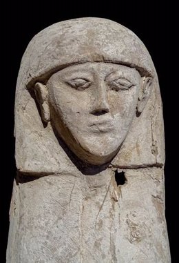El Proyecto Djehuty halla el ataúd y la momia de una joven que vivió hace 3.600 años con su ajuar en Luxor (Egipto)