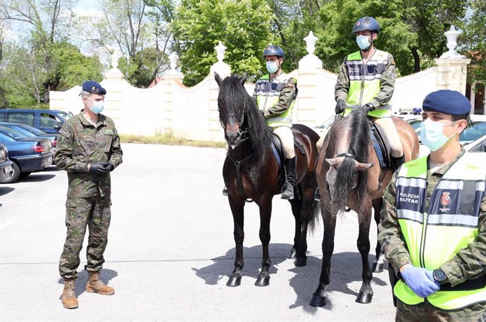 El Rey Felipe VI, junto con militares a caballo durante su visita a las instalaciones de la Guardia Real en El Pardo, donde ha recibido información sobre la participación de efectivos de la Guardia Real en la Operación Balmis de las Fuerzas Armadas. 