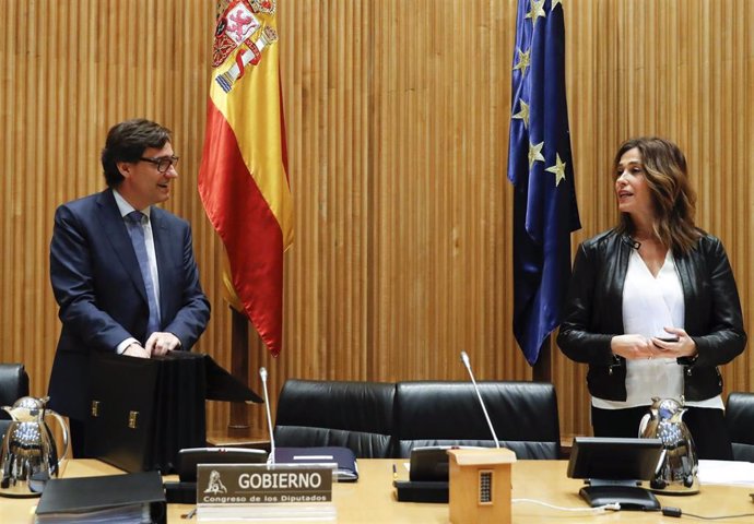 El ministro de Sanidad, Salvador Illa, conversa con la presidenta de la Comisión de Sanidad, Rosa Romero Sánchez. En Madrid, (España), a 16 de abril de 2020.