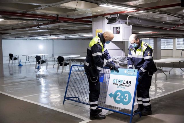 Dos agentes del Servicio de Circulación de Andorra la Vella preparan la operativa de un Stop Lab en el aparcamiento Centre Ciutat de la capital andorrana