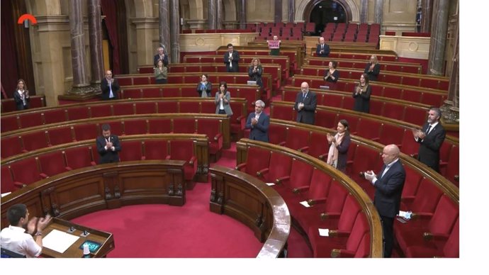 El Parlament aplaude a los sanitarios durante el debate de los Presupuestos en el pleno de la Cámara