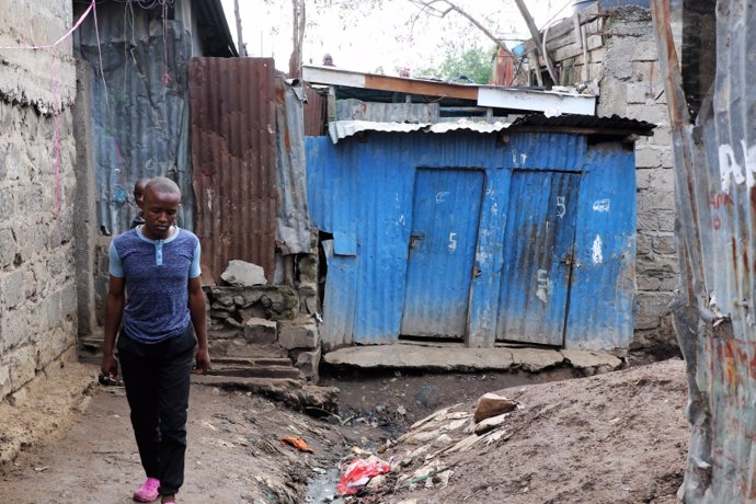 Un joven pasea por un slum