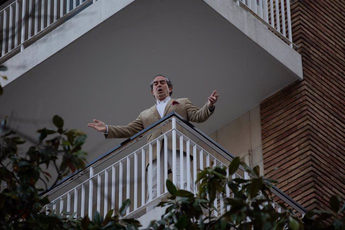 El bajo catalán Stefano Palatchi canta desde el balcón de su casa de Barcelona a las 20.00, hora en que se homenajea a los sanitarios y pacientes que luchan contra la pandemia del coronavirus, el viernes 24/4/2020