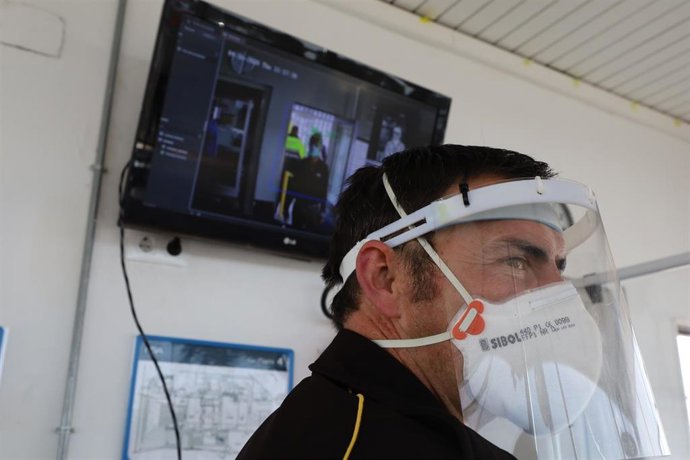Imagen de recurso de un trabajador con mascarilla por el coronavirus.