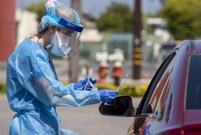 Una trabajadora sanitaria realiza una prueba del coronavirus en Santa Ana, Estados Unidos. 