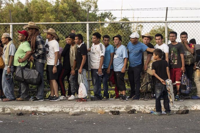 Migrantes centroamericanos esperan para registrarse ante las autoridades de México en la frontera de Guatemala