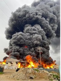 Un incendio de una nave industrial de plástico en Fuente Álamo genera una gran columna de humo