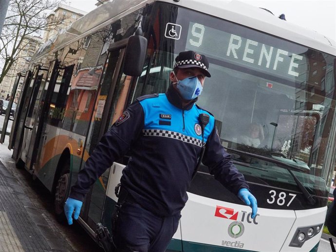 Policia Municipal de Pamplona realiza controles durante la tercera semana de cuarentena y confinamiento total decretado en España como consecuencia del coronavirus, en Pamplona (España), a 1 de abril de 2020.