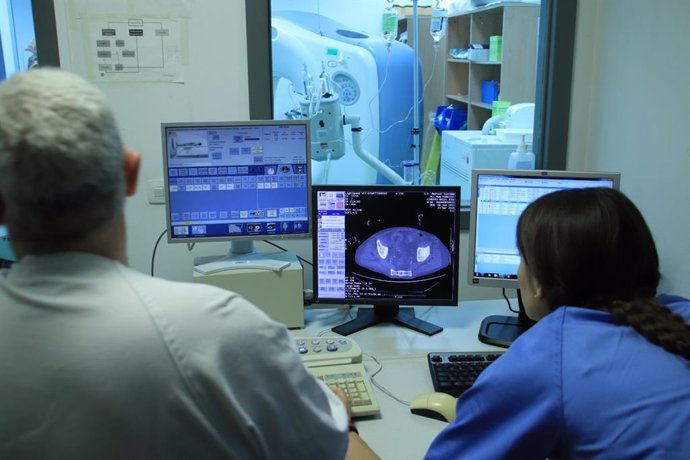 Sanitarios realizan una prueba diagnóstica de imagen en el hospital Macarena de Sevilla