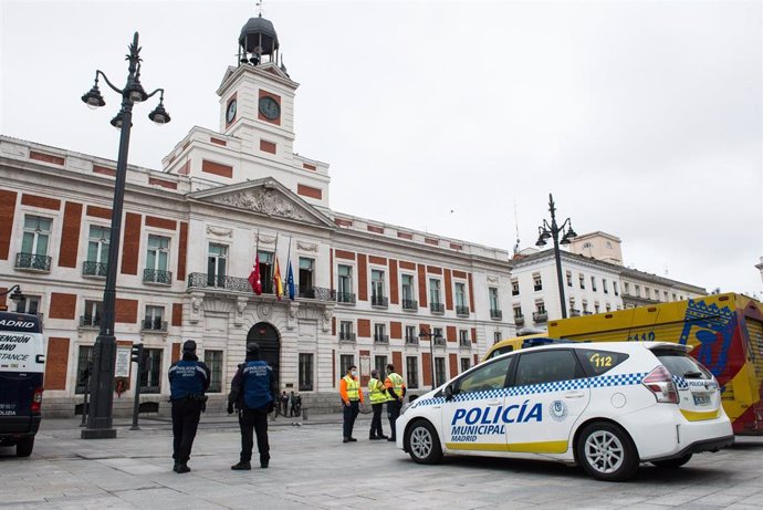 Personal sanitario del Samur 112 y agentes de la Policía Municipal durante el minuto de silencio convocado en la Puerta del Sol.