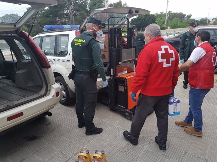 Coronavirus.- Guardia Civil colabora con Cruz Roja en el traslado de alimentos e