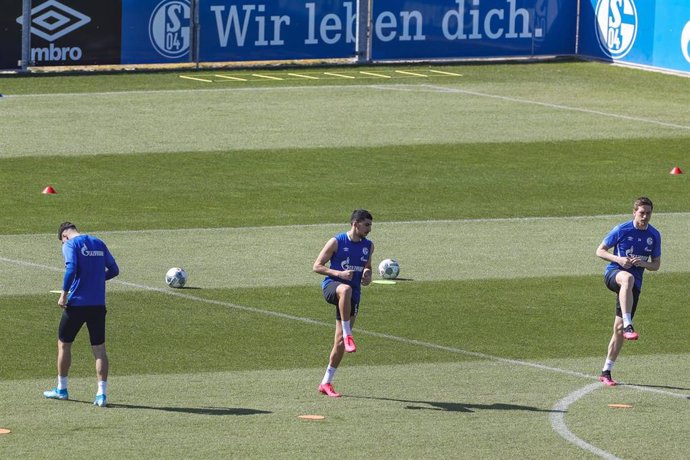 Bastian Oczipka y Amine Harit entrenando con el FC Schalke 04