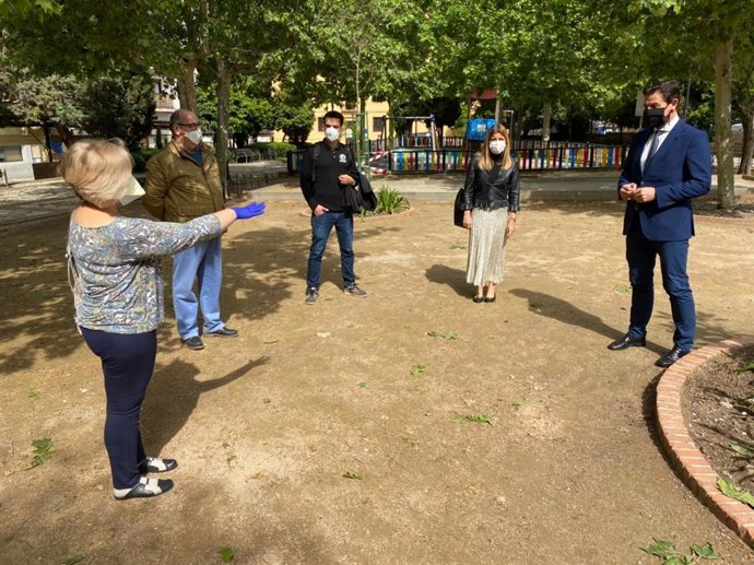 El alcalde de Granada, Luis Salvador, y la concejal de Mantenimiento, Eva Martín, en el Campo del Príncipe tras actuar los técnicos de Mantenimiento