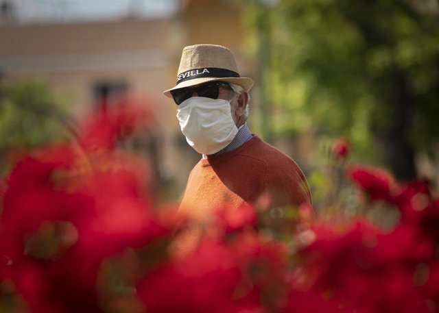 Un hombre con mascarilla y gafas de sol durante el día 39 del estado de alarma en el país por la crisis del coronavirus. En Sevilla (Andalucía, España), a 22 de abril de 2020.