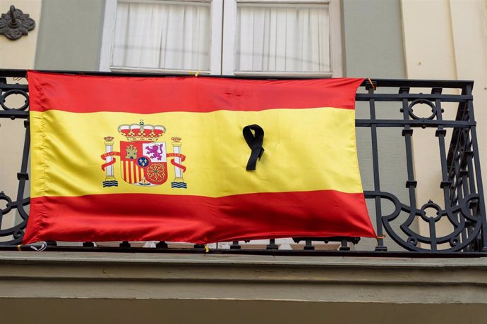 Banderas de España con crespones negros en algunos balcones de Sevilla a 13 de abril del 2020