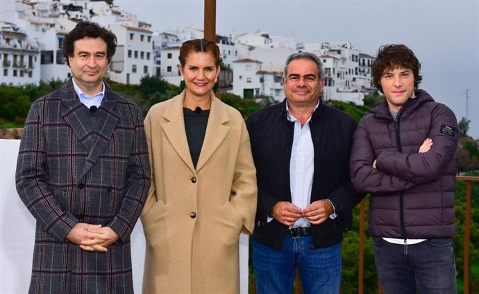 El alcalde de Frigiliana, Alejandro Herrero, junto a los presentadores del programa MasterChef