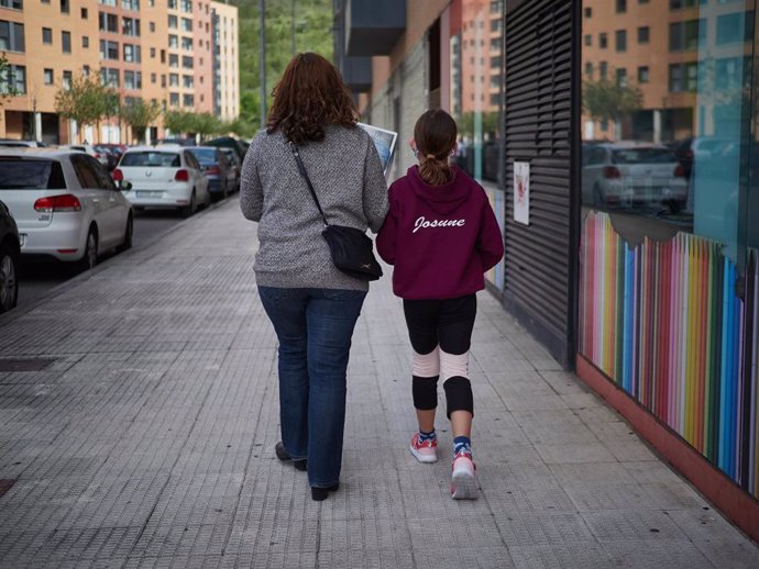 Un niño acompañan a su madre a hacer la compra durante el Estado de Alarma decretado por el Gobierno de España como consecuencia del coronavirus COVID-19. 