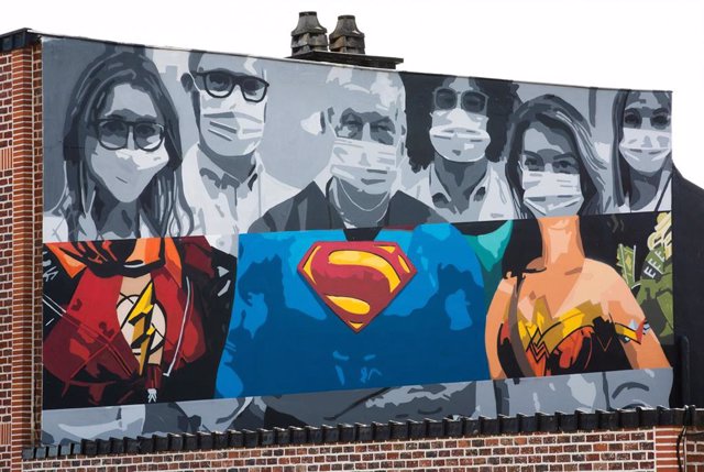 Una pintada en Lennik, Bélgica, en homenaje a los profesionales sanitarios, representados como superhéroes de cuello para abajo