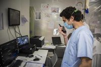 Sanidad asegura que la edad nunca ha sido un factor excluyente para el ingreso en UCI