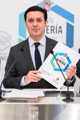 El presidente de la Diputación Provincial, Javier Aureliano García, en la rueda de prensa de presentación del Plan Almería