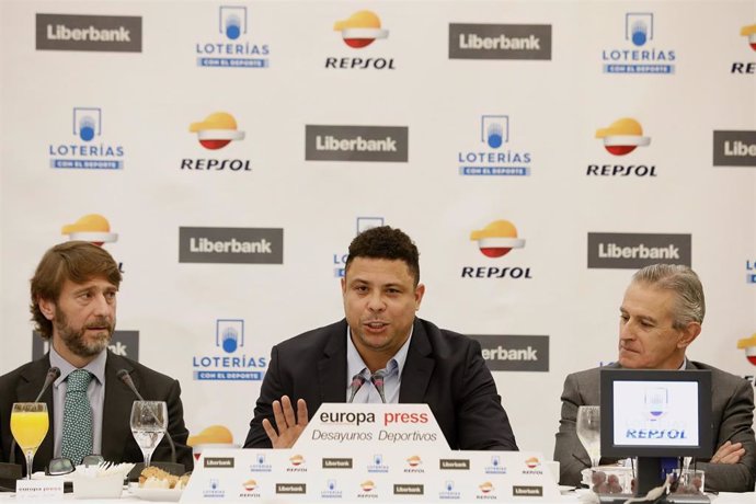 El consejero Delegado del Real Valladolid CF, Carlos Suárez, y el presidente del Consejo de Administración del Real Valladolid CF, Ronaldo Nazário, junto al presidente de Europa Press, Asís Martín de Cabiedes.