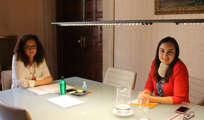 La presidenta del Consell de Mallorca, Catalina Cladera, reunida con la portavoz del Grupo Ciudadanos en la institución insular, Beatriz Camiña.