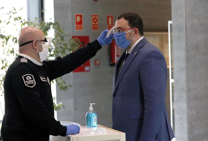 Un operario toma la temperatura al presidente del Principado, Adrián Barbón, a su llegada a las instalaciones del 112 en La Morgal.