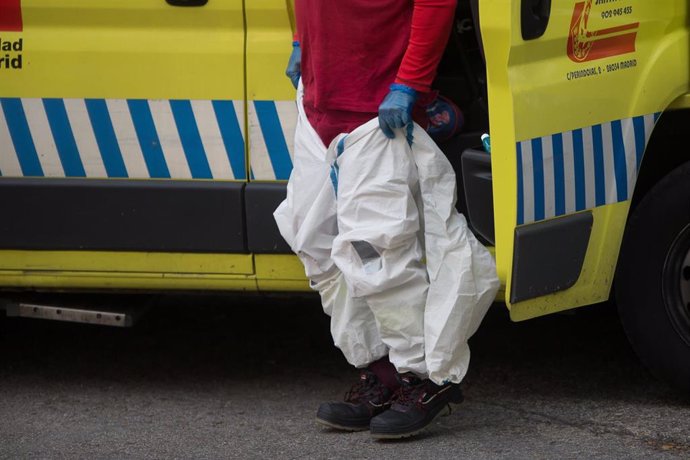 Un miembro de ambulancias se coloca el traje EPI antes del homenaje a los Sanitarios en el Hospital Fundación Jimenez Diaz durante la pandemia de Covid-19 en Abril 20, 2020 in Madrid, España