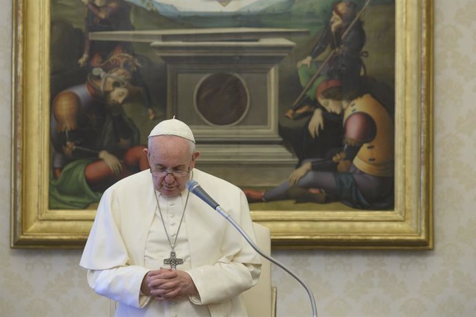 El Papa invita a rezar el rosario en casa: "La pandemia nos ha descubierto la di