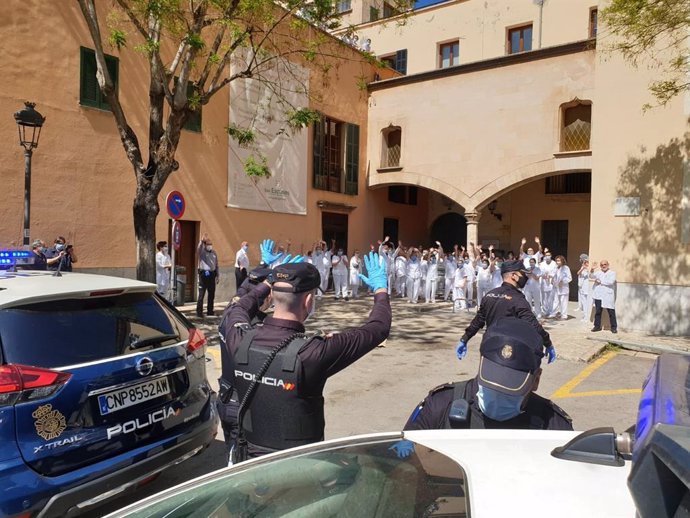 La Policía Nacional visita el Hospital General de Palma.