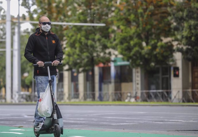 Un hombre circula en patinete eléctrico durante el día 37 del estado de alarma en el país por la crisis del coronavirus. En Sevilla (Andalucía, España), a 20 de abril de 2020.