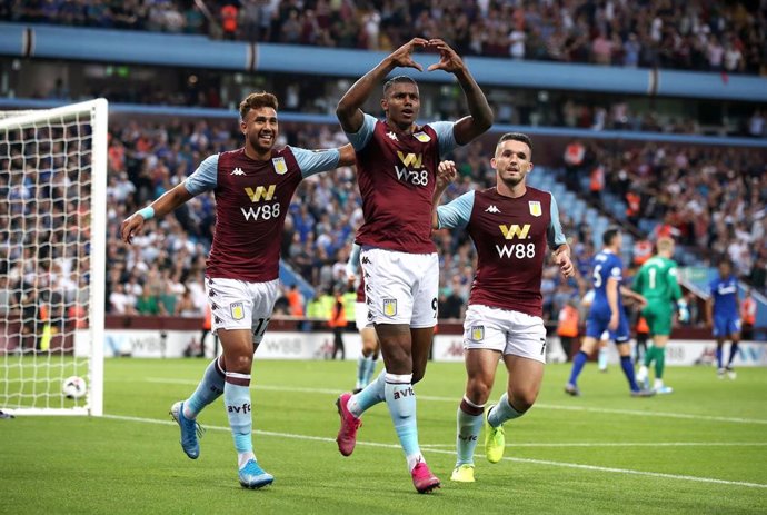 Varios jugadores del Aston Villa celebran un gol.