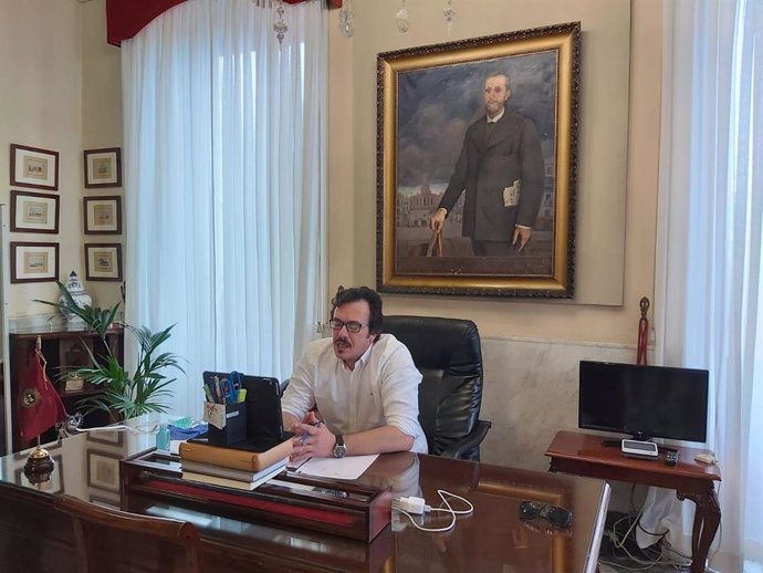 El alcalde de Cádiz siguiendo el Pleno extraordinario por el Covid-19