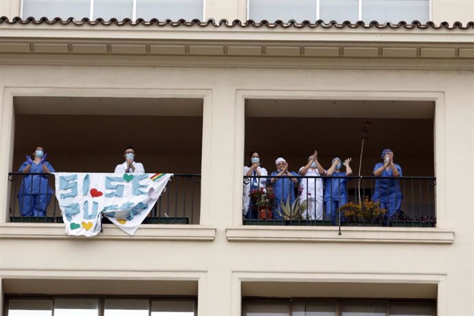 Bomberos realizan junto a trabajadores de Correos el aplauso a los sanitarios, en la puerta principal del Hospital Regional de Málaga, por su trabajo que estan realizando dichos sanitarios, a causa de la pandemia sufrida por el COVID-19. Málaga a 8 de a