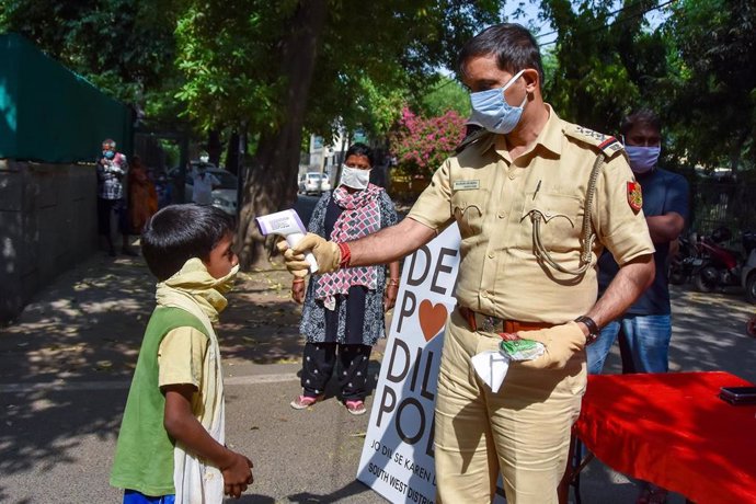 Control de temperatura por el coronavirus en Nueav Delhi