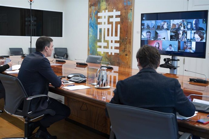 (D-I) El ministro de Sanidad, Salvador Illa; y el presidente del Gobierno, Pedro Sánchez; se reúnen con el Comité Científico del Covid-19.