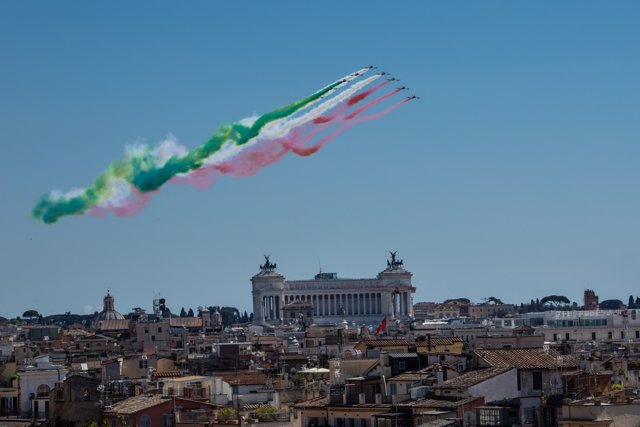 Aviones dibujan la bandera italiana sobre Roma en el 75 aniversario de la liberación del fascismo