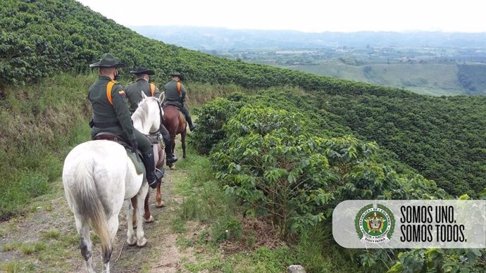 Policías en una zona rural de Colombia