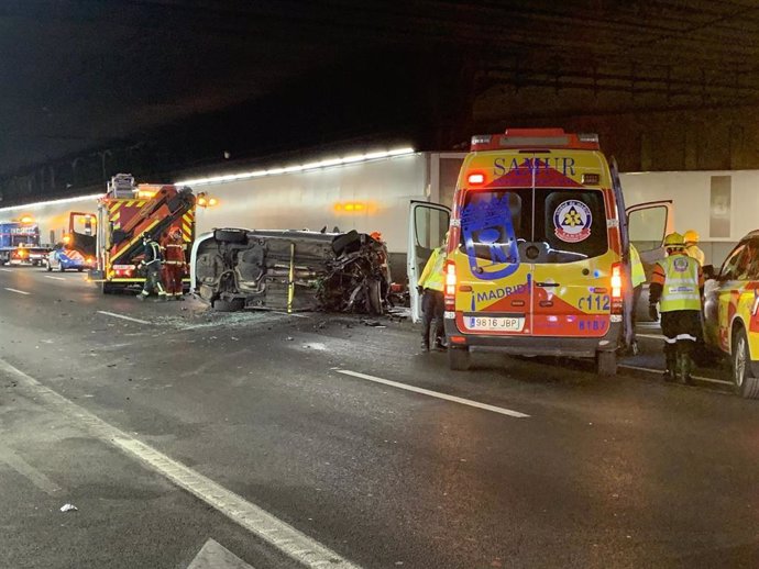 Efectivos de Samur-Protección Civil y bomberos del Ayuntamiento de Madrid intervienen en un accidente dentro de los túneles de la M-30.